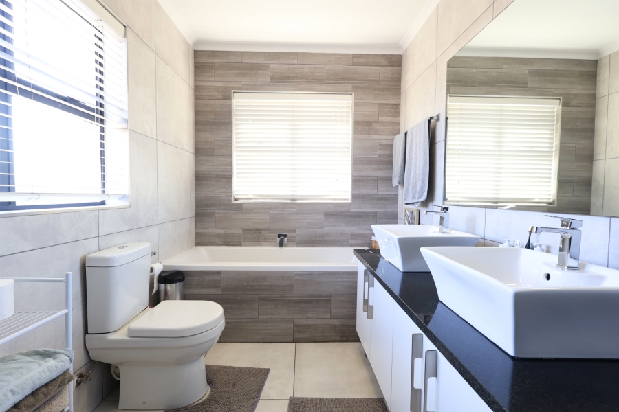 To Let 3 Bedroom Property for Rent in Protea Heights Western Cape